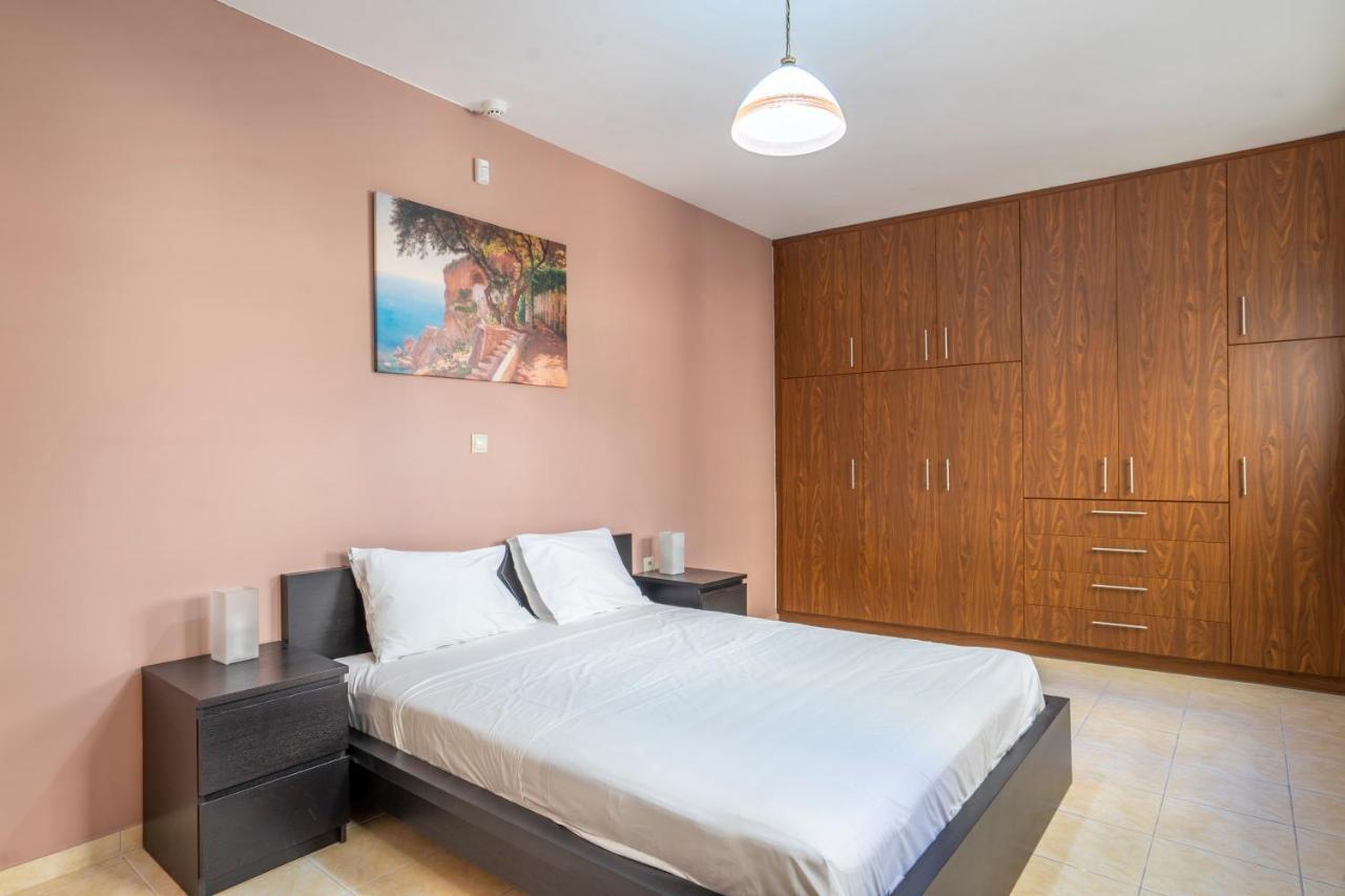 2 Bedroom Renovated Apartment With A View Atene Esterno foto