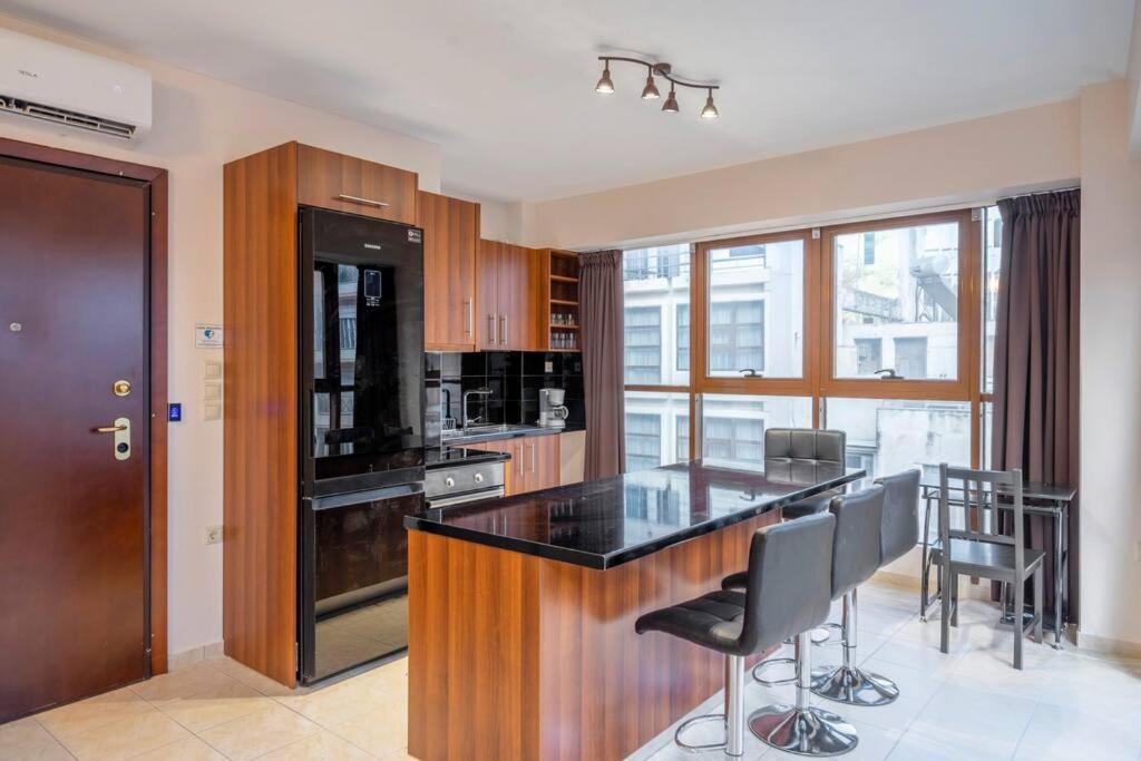 2 Bedroom Renovated Apartment With A View Atene Esterno foto