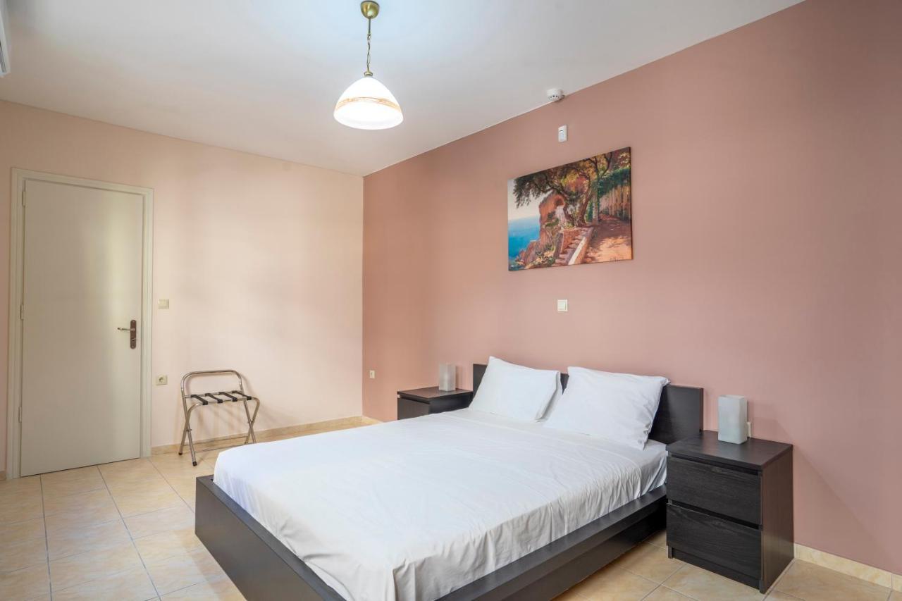 2 Bedroom Renovated Apartment With A View Atene Esterno foto